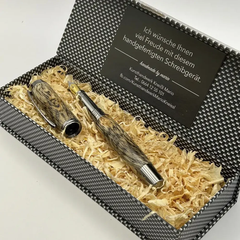 Füllfeder aus Zirbenholz in einer Box mit Holzspänen