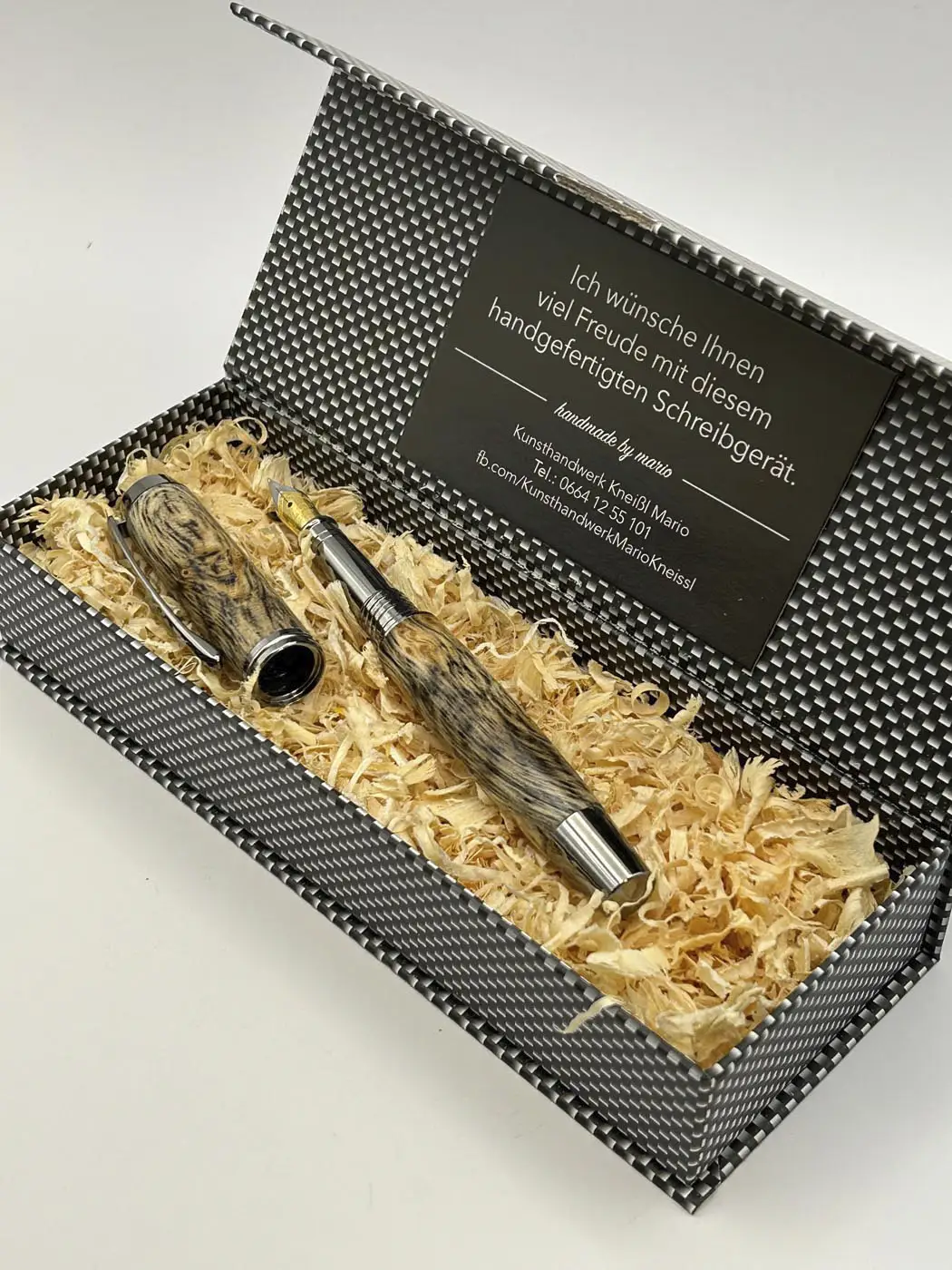 Füllfeder aus Zirbenholz in einer Box mit Holzspänen