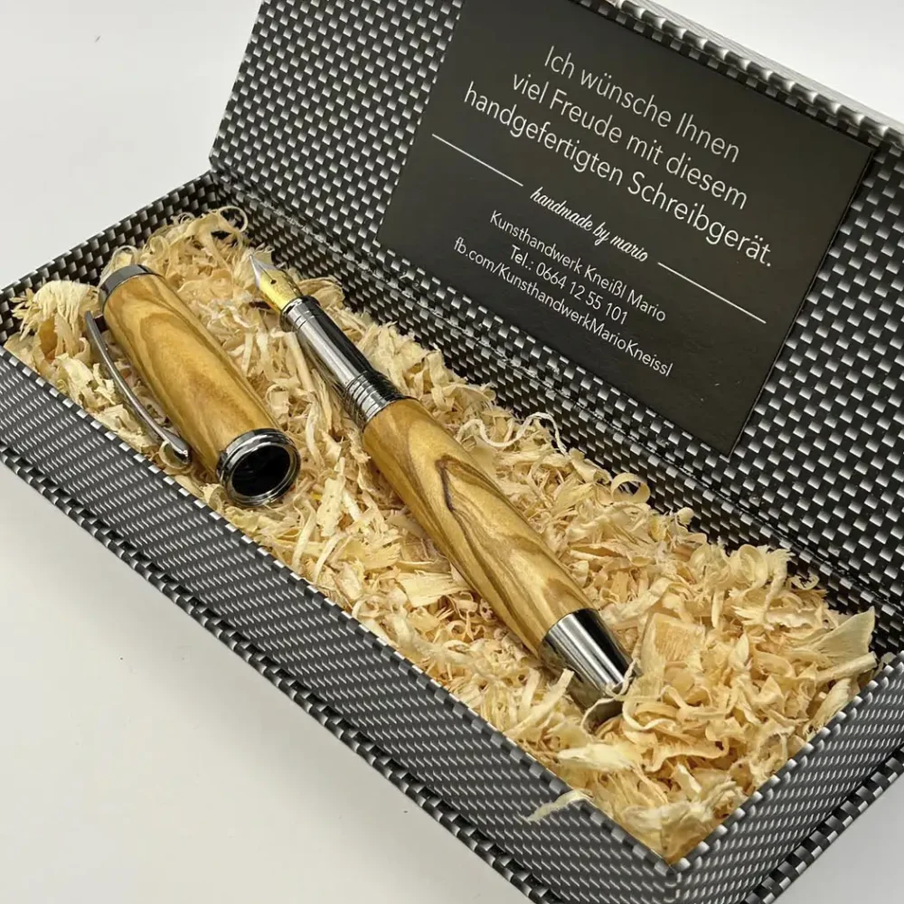 Füllfeder aus Olivenholz in einer Box mit Holzspänen