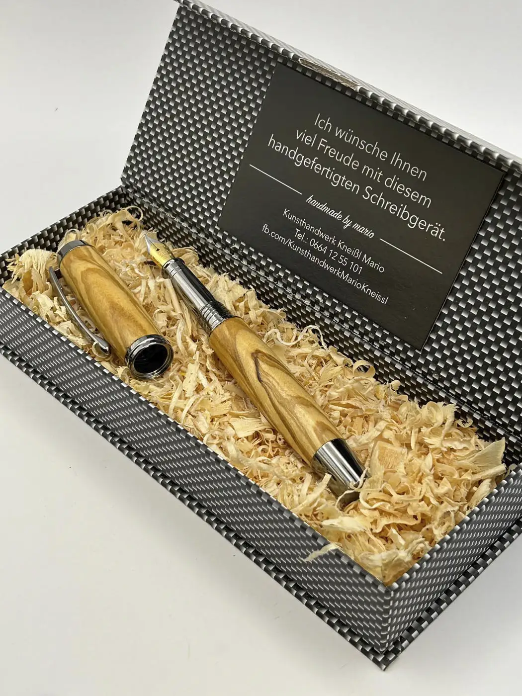 Füllfeder aus Olivenholz in einer Box mit Holzspänen