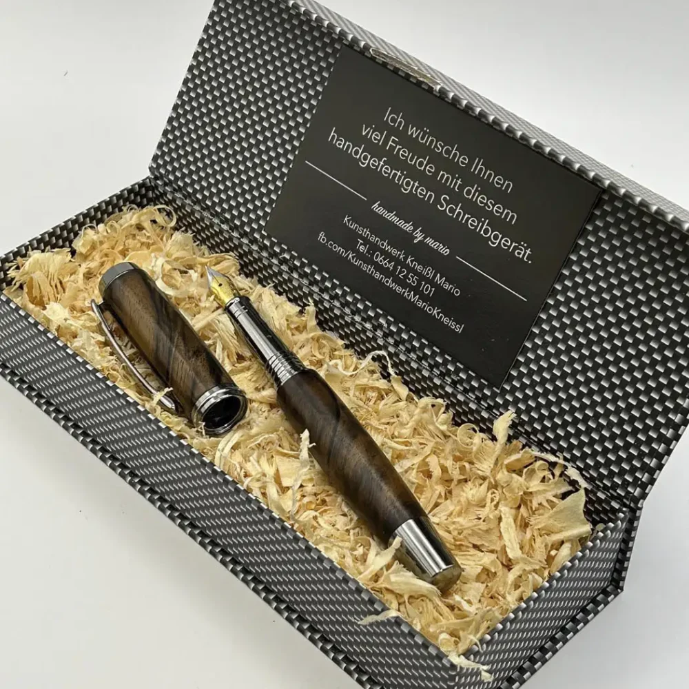 Füllfeder aus Türkische Walnuss in einer Box mit Holzspänen