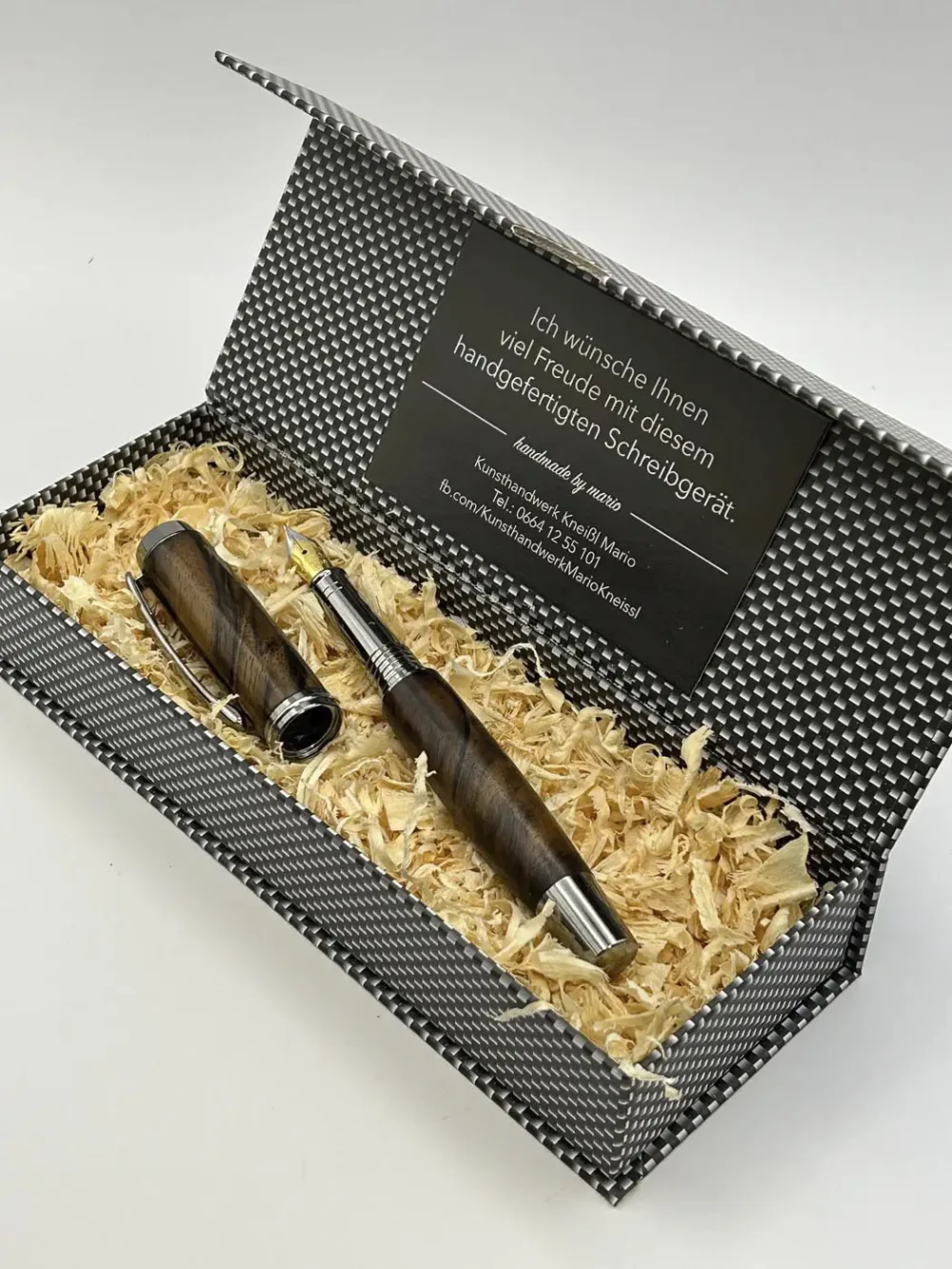 Füllfeder aus Türkische Walnuss in einer Box mit Holzspänen