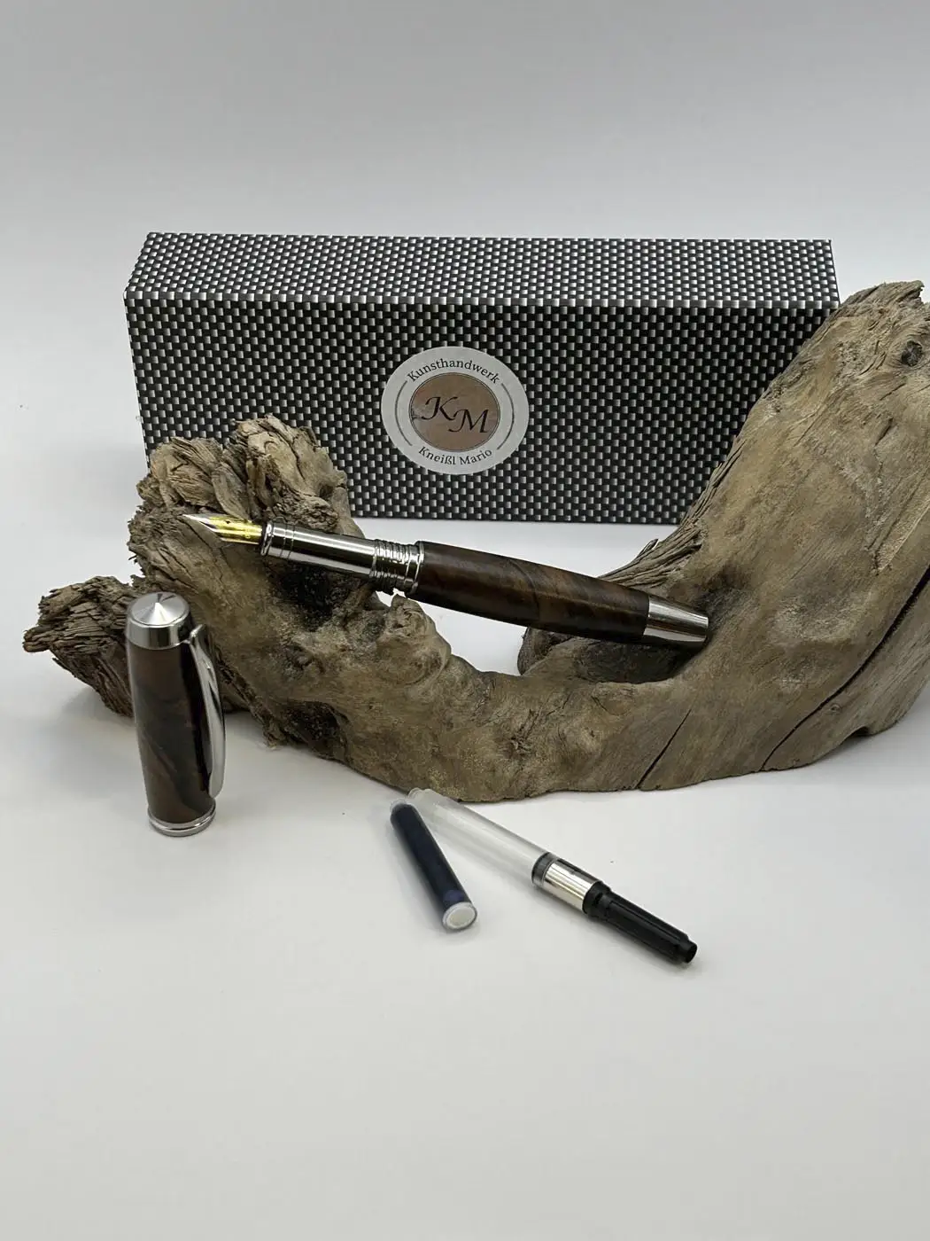 Füllfeder aus Türkische Walnuss auf einem Holzast liegend